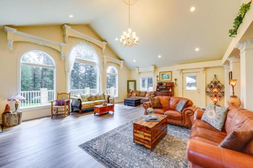 Libby House | Couples Retreat Lake Access and Walk to Happys Inn