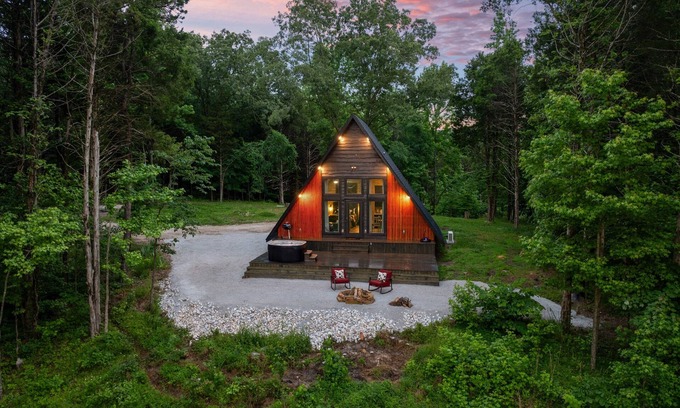 Jasper Cabin | Couples Retreat with Hot Tub & View!