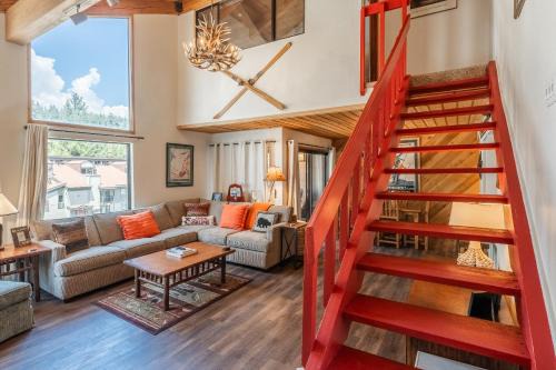 Mammoth Lakes House | Courchevel #15 - 2 Bedroom, 2 Bathroom, Sleeps 6! Just steps to Canyon Lodge!