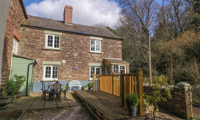 Blakeney Cottage | COURT HOUSE COTTAGE, pet friendly, with open fire in Blakeney