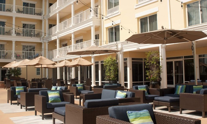 Downtown Charleston Hotel | Courtyard Charleston Waterfront by Marriott