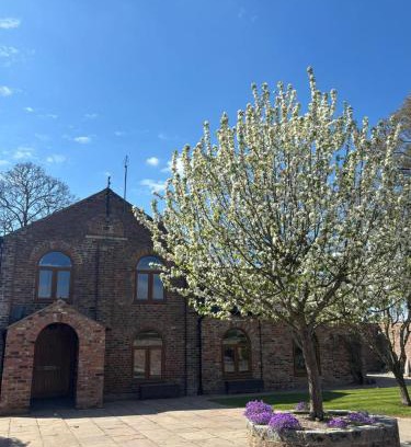 Northallerton House | Courtyard House- Luxury Holiday House with floodlit Tennis court - BRAND NEW