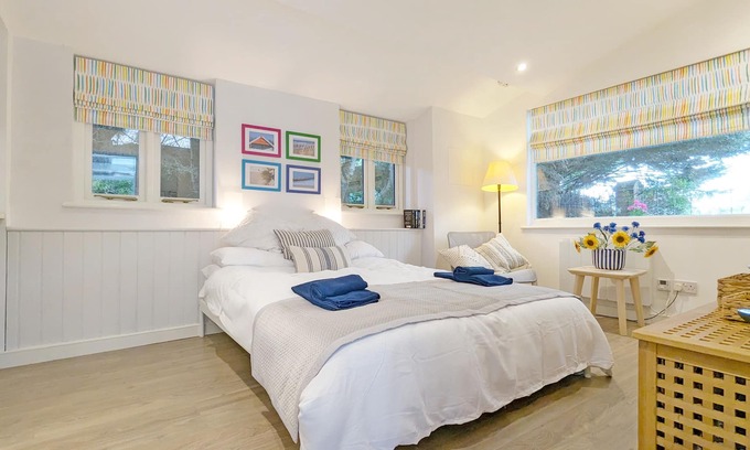 West Ashling Cottage | Courtyard Studio - West Ashling - sleeps 2 guests in 1 bedroom