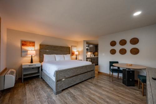 Thayerville House | Cove Creek Lodge 105 Poolside Executive King Suite