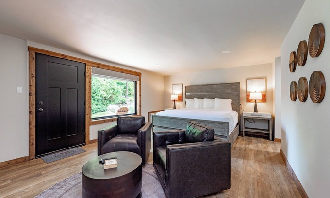 Thayerville Hotel | Cove Creek Lodge 106: Lakeside Executive King Suite