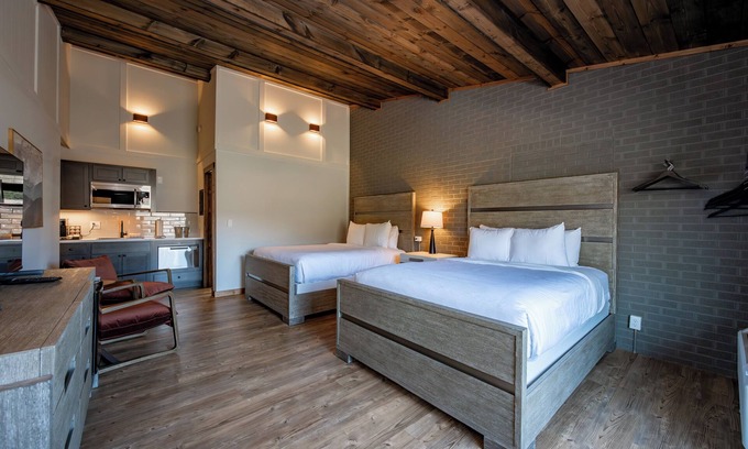 Thayerville Hotel | Cove Creek Lodge 202: Poolside Double Queen Room