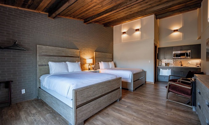 Thayerville Hotel | Cove Creek Lodge 203: Poolside Double Queen Room