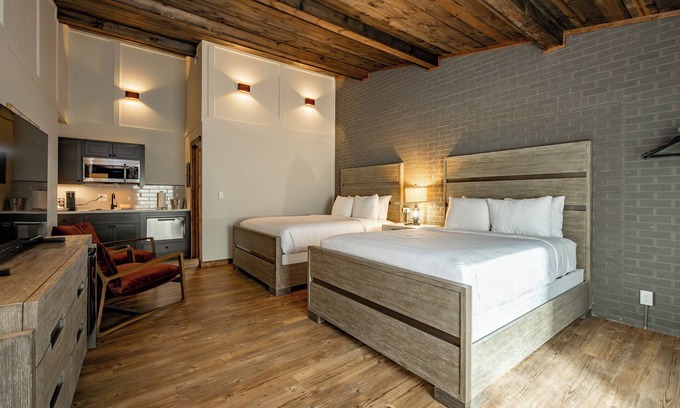 Thayerville Hotel | Cove Creek Lodge 215: Standard Double Queen Room