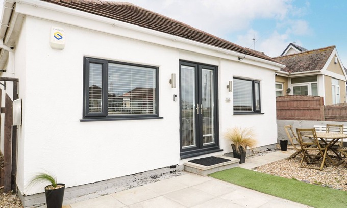 Kinmel Bay Cottage | COVE HOUSE, family friendly, country holiday cottage in Kinmel Bay