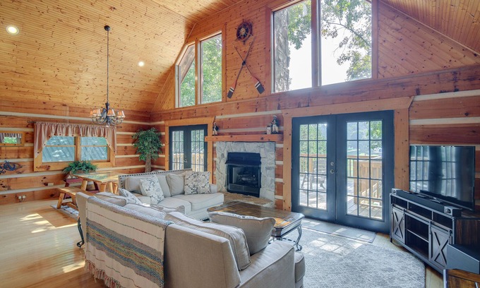 Vonore Cabin | 'Cove Life at Tellico Lake' Cabin w/Hot Tub, Dock