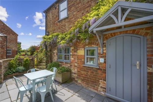 Louth House | Covenham Holiday Cottages - Dragonfly