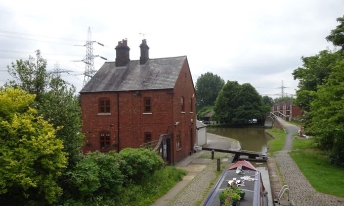 Exhall House | Coventry Canal side lock keepers character cottage