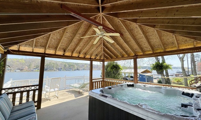 New London House | Covered HotTub, Huge Porch, Boat slip @ Badin lake