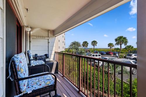 Folly Field House | Covered Porch! Queen 2 Twins Sleeper Sofa Bikes & Beach Gear included