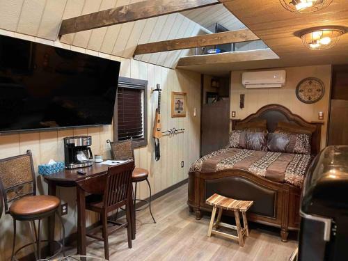 Fredonia Ski Chalet | Cowboy Cabin at The Wild West 40 Homestead