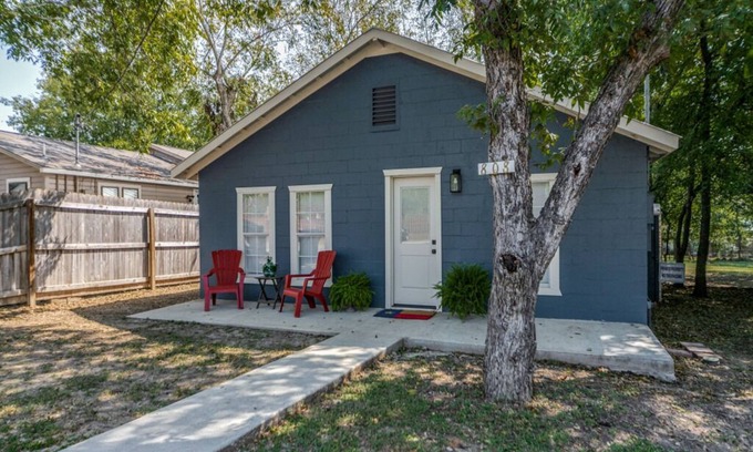 Bandera House | COWBOY HIDEAWAY -Charming 3-bedroom house with free WiFi, near downtown Bandera