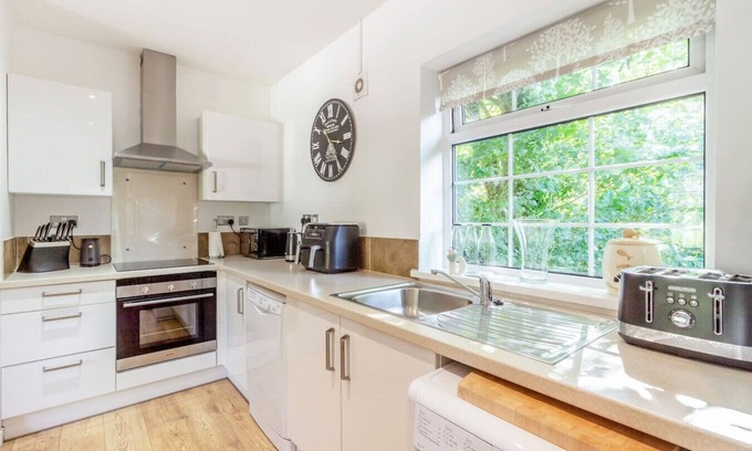Cowbridge House | Cowbridge Cottage with shared swimming pool