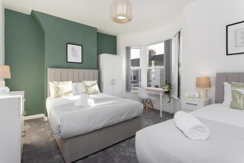 Liverpool House | Cowley House - Air Host & Stay - Sleeps 7