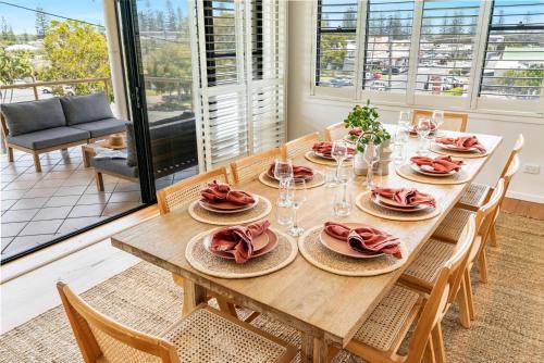 Yamba House | Cowrie House - Spacious, Modern holiday home