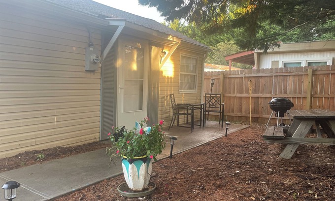 Mount Dora House | Cozy 1 bdrm 1 ba efficiency loft w private fenced-in yard perfect for ppl w pets