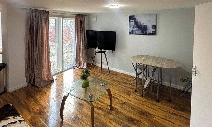 Cranford Apartment | Cozy 1 Bed Apt Sleeps 4 with Garden Views
