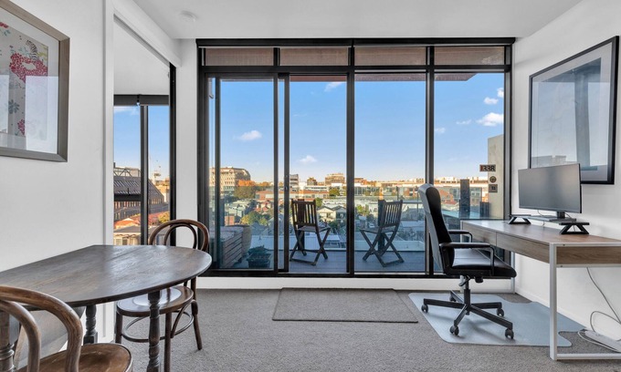 Cremorne Apartment | Cozy 1-Bed Near CBD with Pool Access