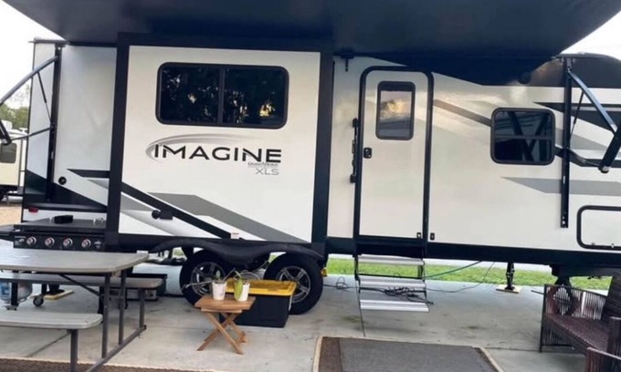 Naples RV Rental | Cozy 1 bedroom 1 bath travel trailer in tranquil Naples with WiFi, AC