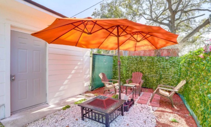 St. Petersburg Apartment | Cozy 1-bedroom apartment with carport and WiFi in phenomenal St. Petersburg