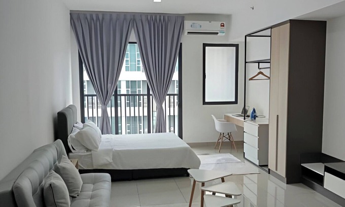Seksyen 14 Apartment | Cozy 1-bedroom apartment in Shah Alam central with free Wifi, Netflix, and pool.