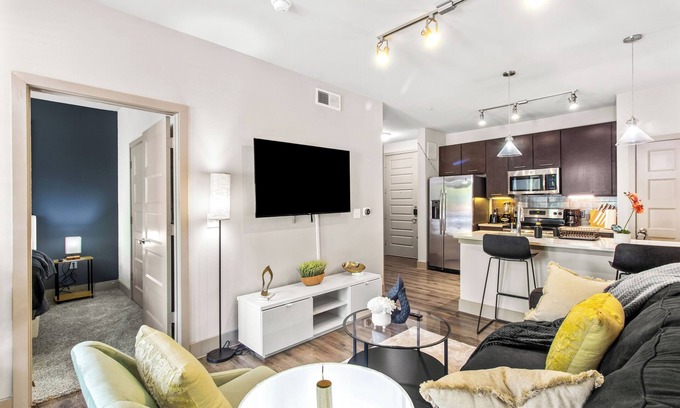 Chestnut Apartment | Cozy 1-bedroom apartment in Austin with Free Wi-Fi, fitness room, Pool, Parking