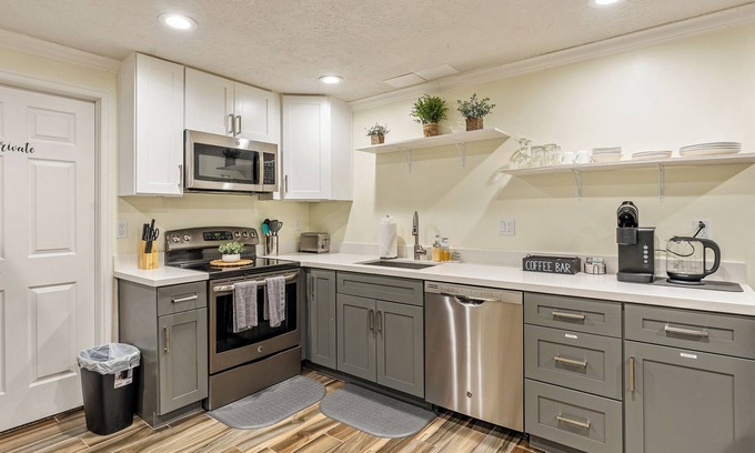Layton Apartment | Cozy 1-Bedroom Basement Apartment, Free Parking, Kitchen, Washer/Dryer in Unit