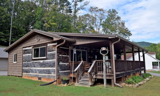 Chattanooga Cabin | Cozy 1-bedroom cabin just 16 minutes from Ruby Falls