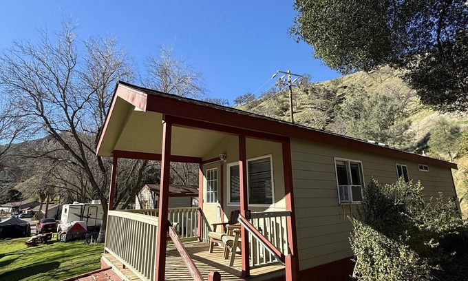 Winters Cabin | Cozy 1 Bedroom Cabin on Putah Creek