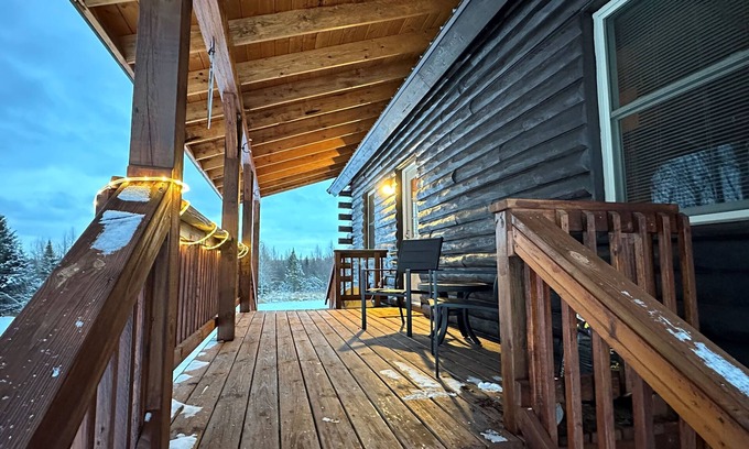 Ironwood Cabin | Cozy 1-bedroom cabin with AC, WiFi & garage in charming Ironwood