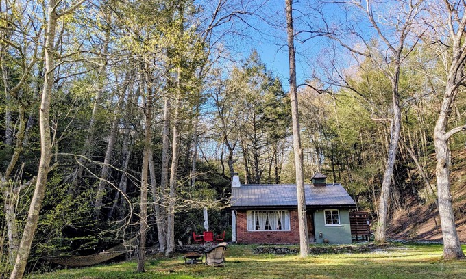Milford Cabin | Cozy 1-bedroom cabin with AC, WiFi in lovely Milford, PA