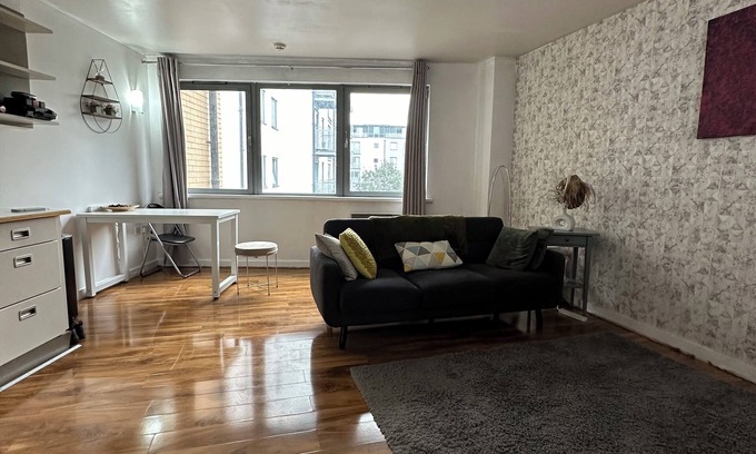 Greenwich West Apartment | Cozy 1-bedroom condo in charming London with WiFi, gym, pool and free parking