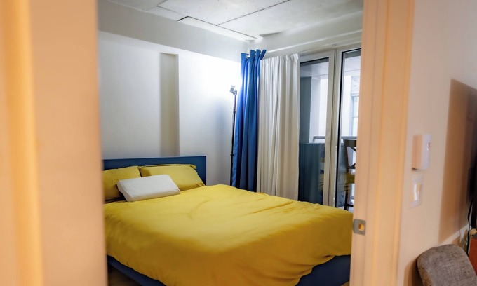 Old Montreal Condo | Cozy 1-bedroom condo with WiFi, fitness room and office space in old Montréal