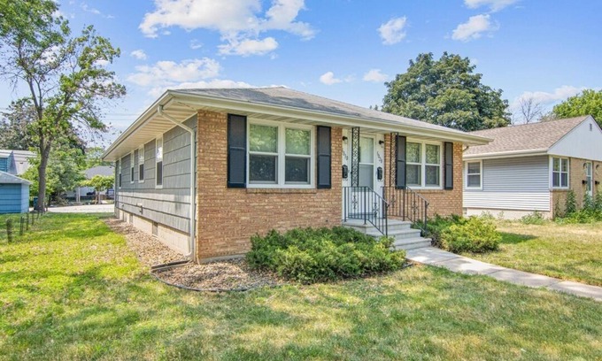 Diamond Lake House | Cozy 1-bedroom Duplex home- Close to Downtown Minneapolis, MOA & MSP Airport.