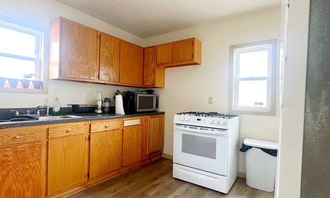 Akron House | Cozy 1 Bedroom ENTIRE HOME in the Heart of Akron