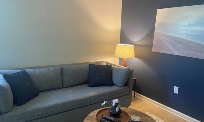 The Black Cat Apartment | Cozy 1-bedroom garage apartment in beautiful Beaufort