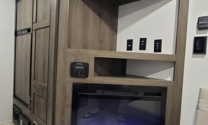 Shelby House | Cozy 1-bedroom mobile Camper Trailer home with WiFi and AC in Pleasant Shelby