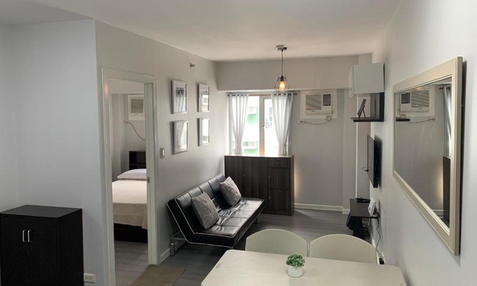 Alabang Apartment | Cozy 1 Bedroom near Alabang Town Center and Molito with Wifi and Netflix