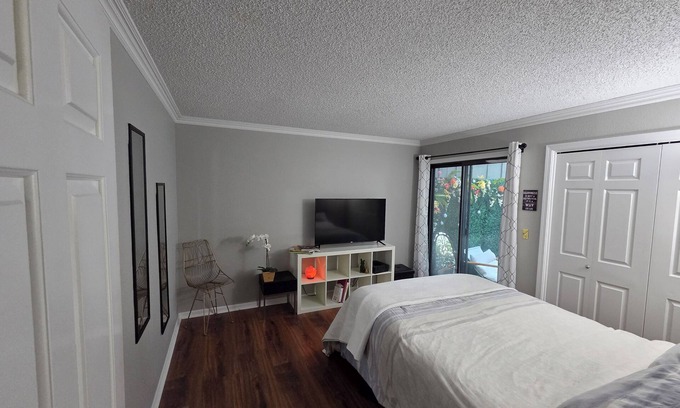 Gashland House | Cozy 1-bedroom townhome in Kansas City/Mins from Downtown with WiFi, AC