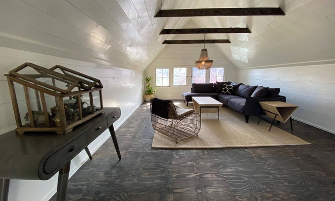 Goose Hollow Apartment | Cozy 1-bedroom with massive Artisan Loft
