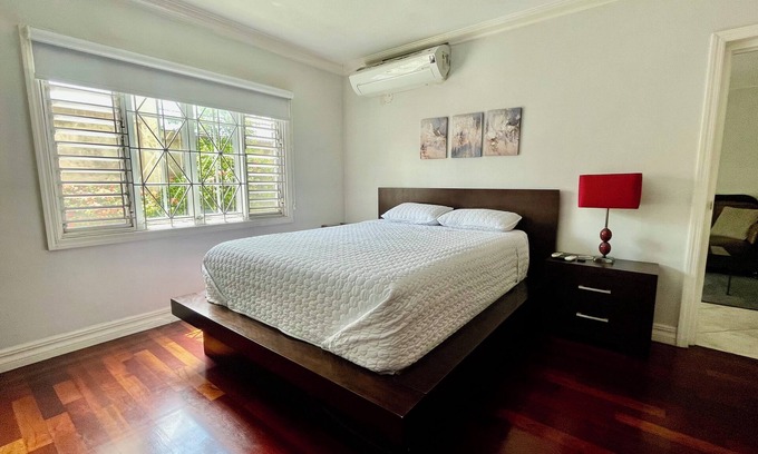 Molynes Gardens Apartment | Cozy 1-bedroom with WiFi and AC in lovely Kingston