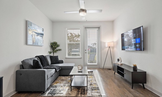 Arlington Apartment | Cozy 1 BR Apt/King Bed/Pool/Gym/Close 2 Beach