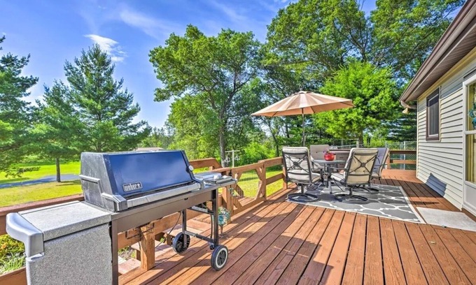 Friendship House | Cozy 10-Acre Retreat w/Deck & AC near Adventures