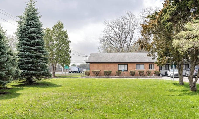 Riverview Apartment | Cozy 1BR Apt AC & Parking Brownstown