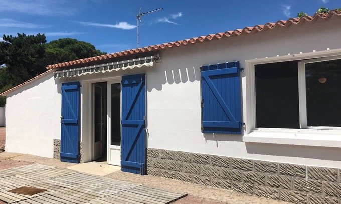 La Gueriniere House | Cozy 1BR Beach House with Sunny Courtyard, BBQ, and Parking - La Guérinière
