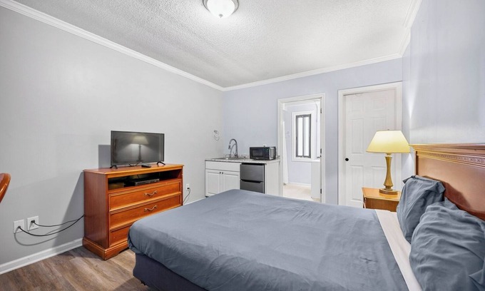 Riverview Apartment | Cozy 1BR Retreat in Brownstown Relax & Unwind!